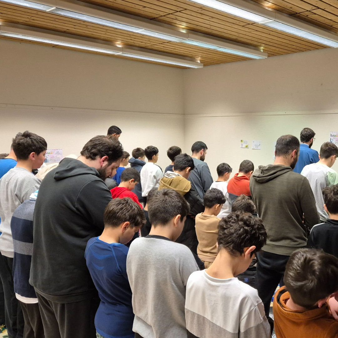 الصلاة  مخيم الفتيان